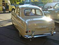 Heckansicht eines Ford Consul MK 1, wie er von 1950 bis 1956 bei Ford in Dagenham vom Band lief. Der Consul MK 1 wurde 1950 auf dem Londoner Autosalon vorgestellt. Die Konstrukteure hatten sich bei diesem Auto von der Pontonform der 1948´er US-Ford-Modelle (Shoebox-Ford) inspirieren lassen. Der Vierzylinderreihenmotor leistet 48 PS aus einem Hubraum von 1.508 cm³. Historicar im LaPaDu im November 2011.