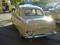 Heckansicht eines Ford Consul MK 1, wie er von 1950 bis 1956 bei Ford in Dagenham vom Band lief. Der Consul MK 1 wurde 1950 auf dem Londoner Autosalon vorgestellt. Die Konstrukteure hatten sich bei diesem Auto von der Pontonform der 1948´er US-Ford-Modelle (Shoebox-Ford) inspirieren lassen. Der Vierzylinderreihenmotor leistet 48 PS aus einem Hubraum von 1.508 cm³. Historicar im LaPaDu im November 2011.