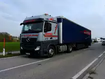 ACTROS-1545 auf der in Richtung Stadtgebiet Ried abfallenden B143; 191108