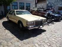 Cadillac Seville der zweiten Generation, der Jahre von 1980 bis 1985. Bereits im Jahr 1975 brachte die GM- Division Cadillac das Modell Seville zur Abrundung der Produktpalette nach unten heraus. Der Wagen konnte mit folgenden Motorisierungen geordert werden: V6-Motor mit 4.1l Hubraum und 126 PS, V8-Motor mit 6.0l Hubraum und 147 PS, V8-Motor mit Zylinderabschaltung 6.0l mit 142 PS und einem V8-Dieselmotor mit 5.7l Hubraum und 106 PS. Oldtimertreffen Meldorf im Sommer 2019.