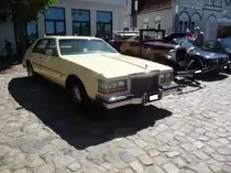 Cadillac Seville der zweiten Generation, der Jahre von 1980 bis 1985. Bereits im Jahr 1975 brachte die GM- Division Cadillac das Modell Seville zur Abrundung der Produktpalette nach unten heraus. Der Wagen konnte mit folgenden Motorisierungen geordert werden: V6-Motor mit 4.1l Hubraum und 126 PS, V8-Motor mit 6.0l Hubraum und 147 PS, V8-Motor mit Zylinderabschaltung 6.0l mit 142 PS und einem V8-Dieselmotor mit 5.7l Hubraum und 106 PS. Oldtimertreffen Meldorf im Sommer 2019.