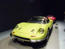 Dino 246 GTS aus dem Modelljahr 1973. Der Dino 246 GTS wurde von 1969 bis 1974 gebaut. Das Modell 246 GT/GTS basierte auf dem bereits 1967 vorgestellten Dino 206. Da bei diesen Modellen lediglich V6-Motoren verbaut wurden, liefen die Sportwagen nie offiziell unter dem Ferrari-Label. Aus einem Hubraum von 2418 cm³ wurden 194 PS an die Hinterachse gebracht. Der in 295 Exemplaren produzierte 246 GTS Spider erreichte eine Höchstgeschwindigkeit von 235 km/h. Ausstellung P.S. Ich liebe Dich im Düsseldorfer Kunstpalast am 19.01.2019.