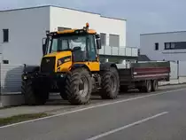JCB-Fasttrac 3185, nutzt den Geh-Radweg entlang der B143 im Stadtgebiet von Ried als Park-, Abstellfläche; 191108