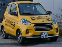 Das chinesische Elektromobil Zhidou D2S wird bei einem lokalen Autohändler zum Kauf angeboten. (Hattingen, Dezember 2019)