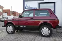 Ein WAS-2131 / Lada Taiga 4x4 wird bei einem lokalen Autohändler zum Kauf angeboten. (Hattingen, Dezember 2019)