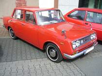 Toyota Corona RT40 Limousine des Modelljahres 1970. Die Baureihe RT40 gehörte zur dritten Generation der Corona Baureihe und wurde von 1964 bis 1970 produziert. Der Wagen war als viertürige Limousine, zweitüriges Coupe und als Kombi lieferbar. Die Modelle waren mit 4-Zylinderreihenmotoren in der Bandbreite 1198 cm³ Hubraum/55 PS bis 1858 cm³ Hubraum/140 PS lieferbar. Oldtimertreffen in Glandorf am 14.05.2017.