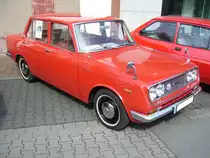 Toyota Corona RT40 Limousine des Modelljahres 1970. Die Baureihe RT40 gehörte zur dritten Generation der Corona Baureihe und wurde von 1964 bis 1970 produziert. Der Wagen war als viertürige Limousine, zweitüriges Coupe und als Kombi lieferbar. Die Modelle waren mit 4-Zylinderreihenmotoren in der Bandbreite 1198 cm³ Hubraum/55 PS bis 1858 cm³ Hubraum/140 PS lieferbar. Oldtimertreffen in Glandorf am 14.05.2017.