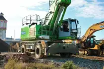 Sennebogen 850E am 21.12.19 in Heidelberg durch den Bauzaun fotografiert