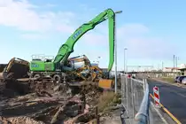 Sennebogen 850E am 21.12.19 in Heidelberg über den Bauzaun fotografiert