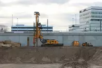 ABI TM16/14 Mobilram am 21.12.19 in Heidelberg durch den Bauzaun fotografiert