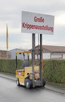 =TCM-Gabelstapler steht als Werbeträger am Ortseingang von Langenleiten, 11-2019
