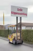 =TCM-Gabelstapler steht als Werbeträger am Ortseingang von Langenleiten, 11-2019