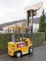 =TCM-Gabelstapler steht als Werbeträger am Ortseingang von Langenleiten, 11-2019