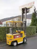 =TCM-Gabelstapler steht als Werbeträger am Ortseingang von Langenleiten, 11-2019