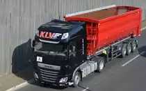 Ein KLV RENT Sattelkipper mit DAF XF 460 Zugmaschine am 09.08.19 Berliner Stadtautobahn Höhe Kaiserdamm.