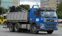 Ein VOLVO FM 400 Kipper mit Greifer (Selbstlader) vom Fuhrbetrieb NICO PEHNS am 13.08.19 Berlin Marzahn.