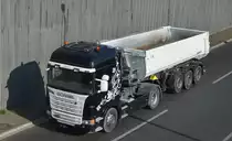 Ein Sattelkipper mit SCANIA G 440 Zugmaschine  am 09.08.19 Berliner Stadtautobahn Höhe Kaiserdamm. 