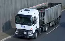 Die Spedition HVG mit einer neuen Renault T PS? Zugmaschine am 09.08.19 Berliner Stadtautobahn Höhe Kaiserdamm.