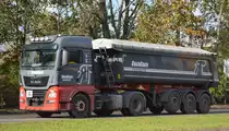 Die Spedition hahn mit einem Sattelkipper mit MAN TGX 18.460 Zugmaschine am 10.10.19 Berlin Marzahn.