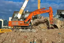 AWR Abbruch Hitachi Zaxis 490 LCH am 23.12.19 in Wiesbaden über den Zaun fotografiert 