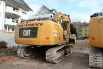 AWR Abbruch CAT 330F am 23.12.19 in Wiesbaden durch den Zaun fotografiert 