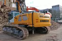 AWR Abbruch Liebherr 960 Abrissbagger am 23.12.19 in Wiesbaden durch den Zaun fotografiert 