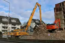 AWR Abbruch Liebherr 960 Abrissbagger am 23.12.19 in Wiesbaden 