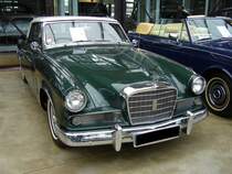 Studebaker Gran Turismo Hawk, gebaut von 1962 bis 1964. Hier wurde einer von 1.767 GT Hawk des letzten Baujahres abgelichtet. Bei der Motorisierung konnte man zwischen 2 V8-Motoren wählen: Einer Doppelvergaserversion mit 211 PS oder einer Vierfachvergaserversion mit mit 227 PS. Der Wagen ist mit einem weißen Vinyldach versehen, das mit US$ 65,00 in der Aufpreisliste stand. Classic Remise Düsseldorf am 21.04.2013.