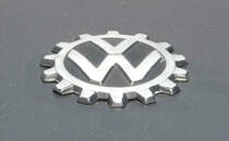 =VW-Symbol von einem ausgestellten Käfer, gesehen auf dem Ausstellungsgelände in Bad Camberg anl. LOTTERMANN-Bullitreffen im Juni 2019.