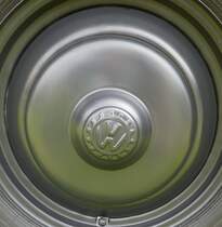 =VW-Radkappe von einem ausgestellten Käfer, gesehen auf dem Ausstellungsgelände in Bad Camberg anl. LOTTERMANN-Bullitreffen im Juni 2019.