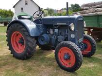 =Deutz F2M317, Bj. 1939, 28 PS, steht bei der Oldtimerveranstaltung in Gudensberg im Juni 2019