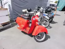 Adler Junior Motorroller. Mit dem 1955 vorgestellten Adler Junior, einem Roller mit 14 Zoll Speichenrädern, hatten die Adlerwerke in Frankfurt/Main kaum Chancen gegenüber den wesentlich eleganteren Vespa-Motorrollern, zumal auch der klassische Rollerdurchstieg fehlte. 1957 wurde nach zweijähriger Produktionszeit der Bau des Rollers, wieder eingestellt. Der Einzylinderzweitaktmotor hat einen Hubraum von 98 cm³ und leistet 3,75 PS. Die Höchstgeschwindigkeit betrug 70 km/h. Mopedmuseum Oberhausen im September 2019.