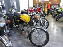 Hercules W2000, gebaut von 1974 bis 1979. Da dieses Motorrad mit einem Kaufpreis von DM 4535,00 sehr teuer war, wurden während der sechsjährigen Produktionszeit lediglich 1830 Fahrzeuge verkauft. Der gebläsegekühlte Wankelmotor mit drei Kammern hat ein Kammervolumen von 294 cm³ und leistete 27 PS. Mopedmuseum Oberhausen im September 2019.