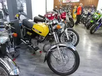 Hercules W2000, gebaut von 1974 bis 1979. Da dieses Motorrad mit einem Kaufpreis von DM 4535,00 sehr teuer war, wurden während der sechsjährigen Produktionszeit lediglich 1830 Fahrzeuge verkauft. Der gebläsegekühlte Wankelmotor mit drei Kammern hat ein Kammervolumen von 294 cm³ und leistete 27 PS. Mopedmuseum Oberhausen im September 2019.