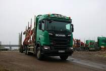 Scania Holztransporter am 02.01.20 in Hanau an einen zugänglichen Gelände 
