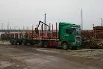 Scania Holztransporter am 02.01.20 in Hanau an einen zugänglichen Gelände 