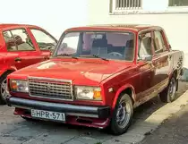 Lada 2107 in VFTS-Look, fotografiert in August, 2019, Pécs (Ungarn).