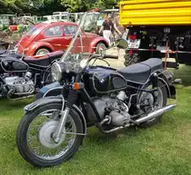 =BMW mit Seitenwagen steht bei der Oldtimerveranstaltung in Gudensberg im Juni 2019