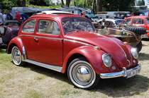 =VW Käfer steht bei der Oldtimerveranstaltung in Gudensberg im Juni 2019
