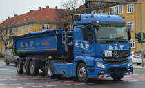 Ein Sattelkipper der Fa. L & T Transport und Baustoffhandel GmbH mit MB ACTROS 1845 Zugmaschine am 07.01.20 Berlin Adlershof.