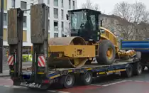 Ein CAT CS56B Walzenzug (Mietbaumschine) auf Hänger am 07.01.20 Berlin Adlershof.