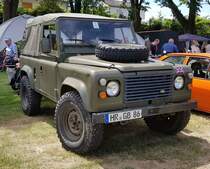 =Land Rover Defender, ausgestellt bei der Oldtimerveranstaltung in Gudensberg im Juni 2019