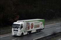 MAN TGA 18.410(?) aus Schleswig-Holstein ist mit einem K�hlauflieger f�r Popp-Feinkost  Die neue Salatk�che  unterwges.
