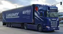 Die Fa. Maik Lakomy Transport mit einem Sattelzug mit SCANIA R 500 Zugmaschine am 10.01.20 Berlin Marzahn.
