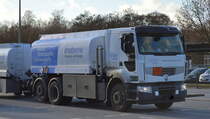 Ein neuerer RENAULT 430 Tanklaster + Hänger der Fa. CETAN Logistik GmbH & Co.KG  (UN-Nr.: 30/1202 = Dieselkraftstoff oder Gasöl oder Heizöl (leicht)) am 10.01.20 Berlin Marzahn. 