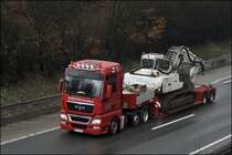 MAN TGX 26.540(?) der Spedition PATZKIES bringt einen LIEBHERR Kettenbagger des Entsorgungsunternehmen LOBBE durch das Sauerland. (24.03.2009)
