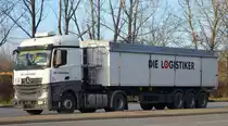 Sattelkipper des Logistikunternehmens DIE LOGISTIKER mit MB ACTROS 1942 Zugmaschine am 10.01.20 Berlin Marzahn.