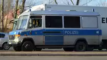 Gruppen- und Mannschaftskraftwagen der Berliner Polizei (36), ein Mercedes-Benz 813D Vario am  10.01.20 Berlin Marzahn.