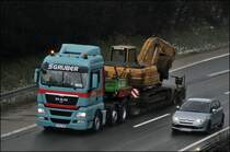 MAN TGX 26.480 von GRUBER LOGISTICS Germany aus Kreuztal bringt einen CAT Kettenbagger ebenfalls durch das Sauerland in Richtung Norden. (24.03.2009)
