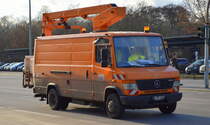 Ein Mercedes Benz Vario 816D mit RUTHMANN Arbeitsbühne auf dem Dach der Fa. L & S Elektrotechnik GmbH aus Berlin am 10.01.20 Berlin Marzahn.
